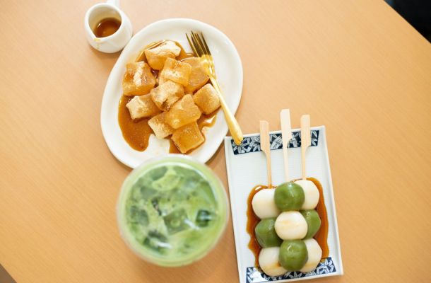 Postres japoneses con matcha: dorayaki relleno en plato blanco, bolitas de mochi alternadas con crema, salsa de soja y pasta